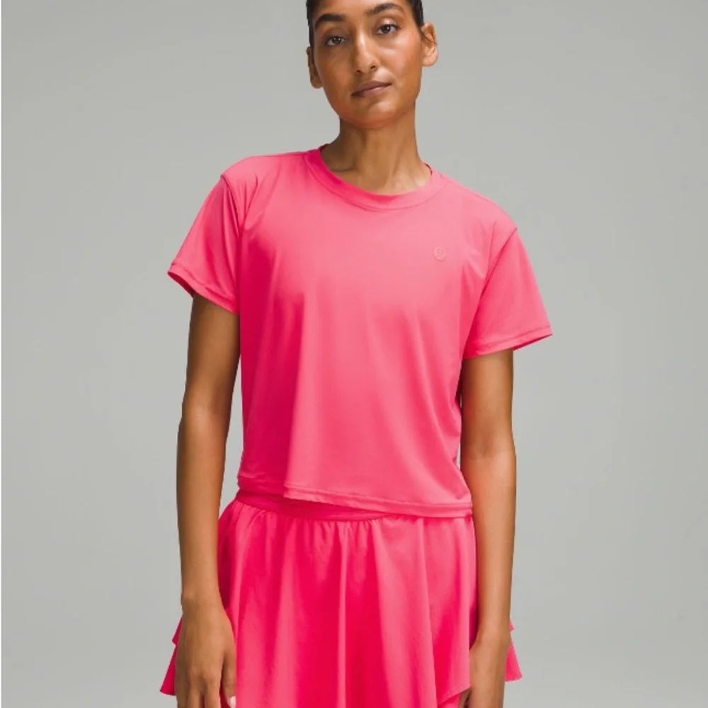 Lululemon - Athletic t shirt - lip gloss - Picture 1 of 2